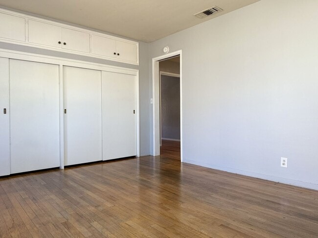 Building Photo - Spacious 2/2 home near shopping