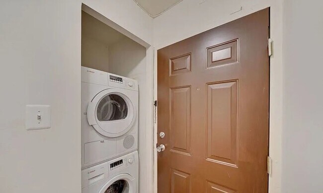 Building Photo - Bright & Spacious 3BR/2BA in the Heart of Columbia Heights