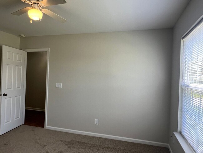 Building Photo - Beautiful 4 Bedroom, 3.5 Bath, Pet Friendl...