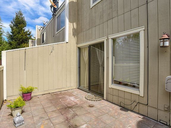 Building Photo - "Charming 2-Bed, 2-Bath Menlo Park Retreat...