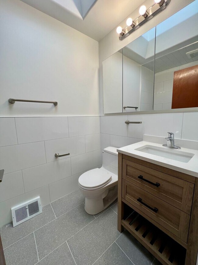 Building Photo - Gorgeous 3-Bedroom Townhome with One-Car Garage in Roxborough! Available NOW!