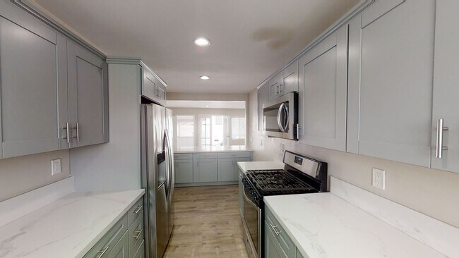 Building Photo - Remodeled 4BD/3BA, Detached Bedroom!