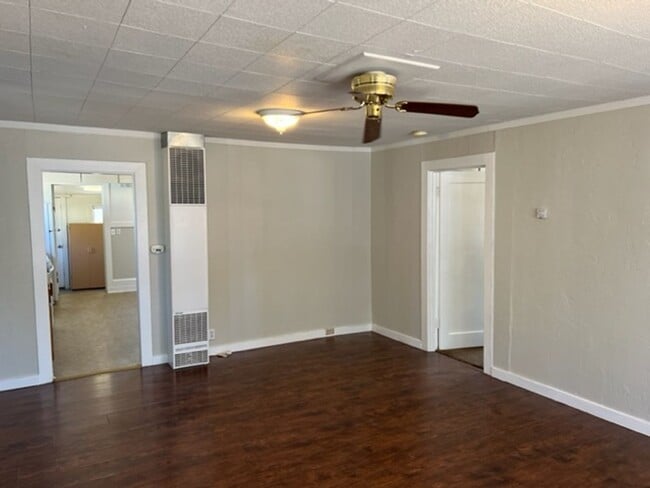 Building Photo - CHARMING OLDER 2 BEDROOM HOME W/ BUILT INS