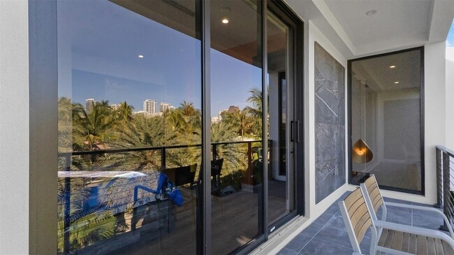 Building Photo - 823 Ponce de Leon Dr