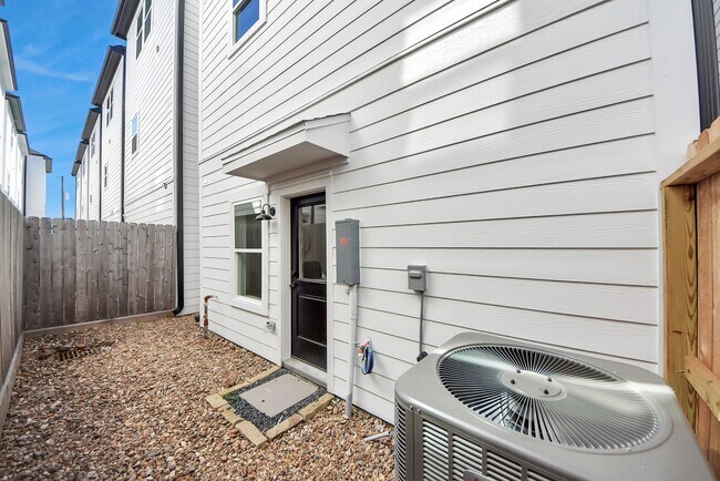 Building Photo - 4818 Cochran St