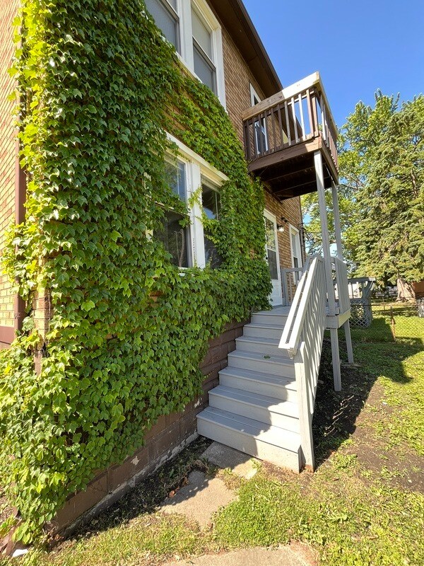 Building Photo - 170 Bondie St
