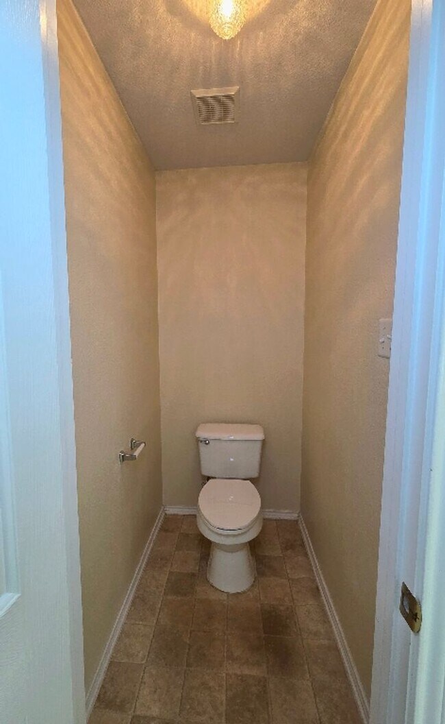 Building Photo - SPACIOUS 2 STORY HOUSE / SPACIOUS YARD / C...