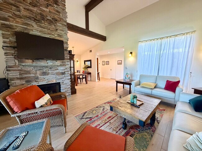 Building Photo - 144 Las Lomas