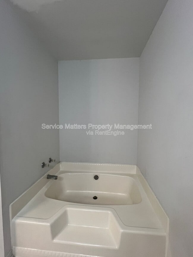 Building Photo - 2017 Coral Creek Dr