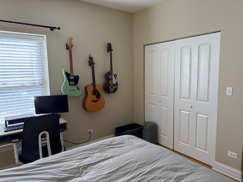 Building Photo - 1215 W Sunnyside Ave