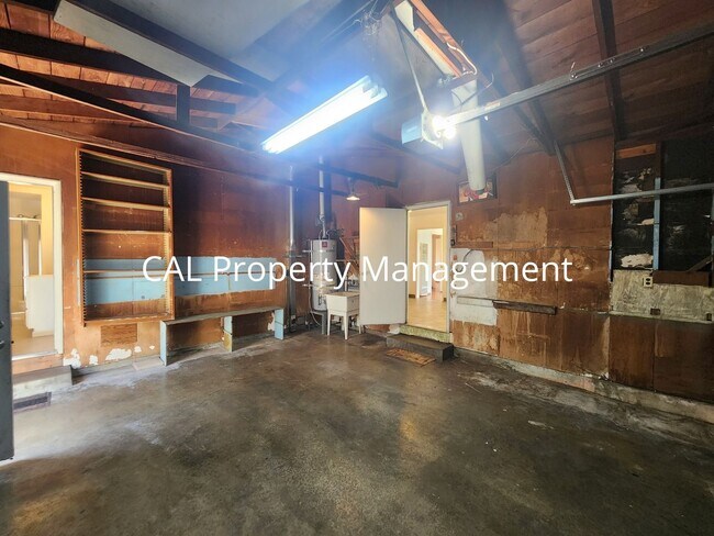 Building Photo - 430 E Laurel Dr