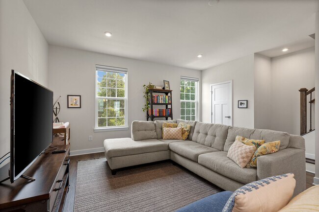 Building Photo - Luxurious three-story townhome with owner's suite and high-end finishes