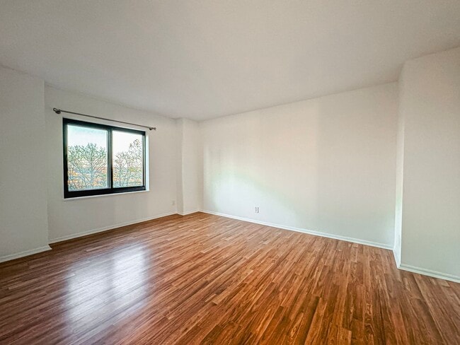 Building Photo - Recently Renovated 3 Bed 2.5 Bath Condo With Balcony In Vibrant Watergate At Landmark - Utilities...