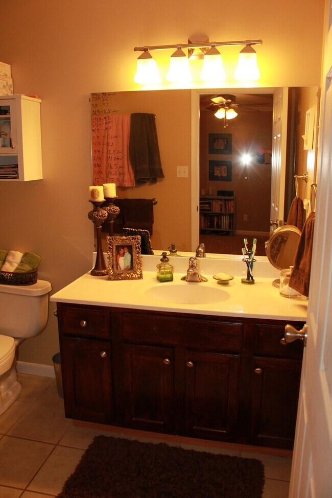 Building Photo - 3BR/ 2BA One-level Home in West Hills, Fenced Backyard