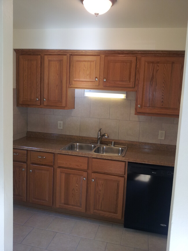 Building Photo - 4244 N Wilson Dr