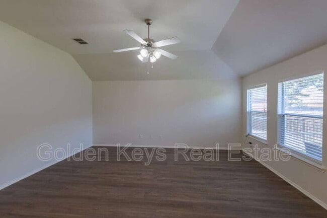 Building Photo - 672 S Heights Dr