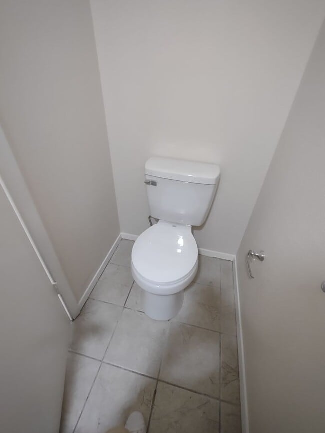 Building Photo - 2 Bedroom 2.5 bath apartment in residential south Denton area. Ecellent location.