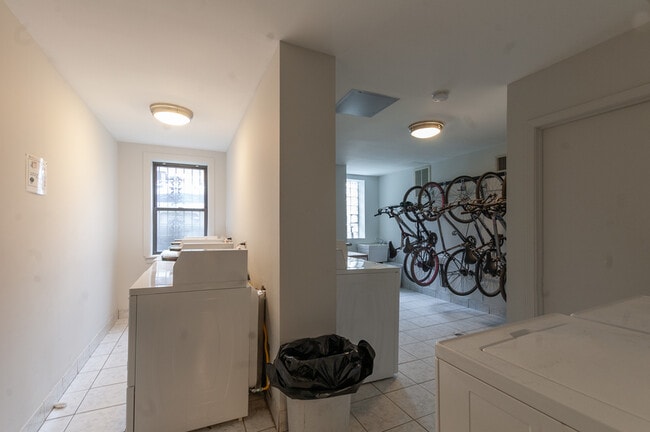 Building Photo - 931 W Leland Ave