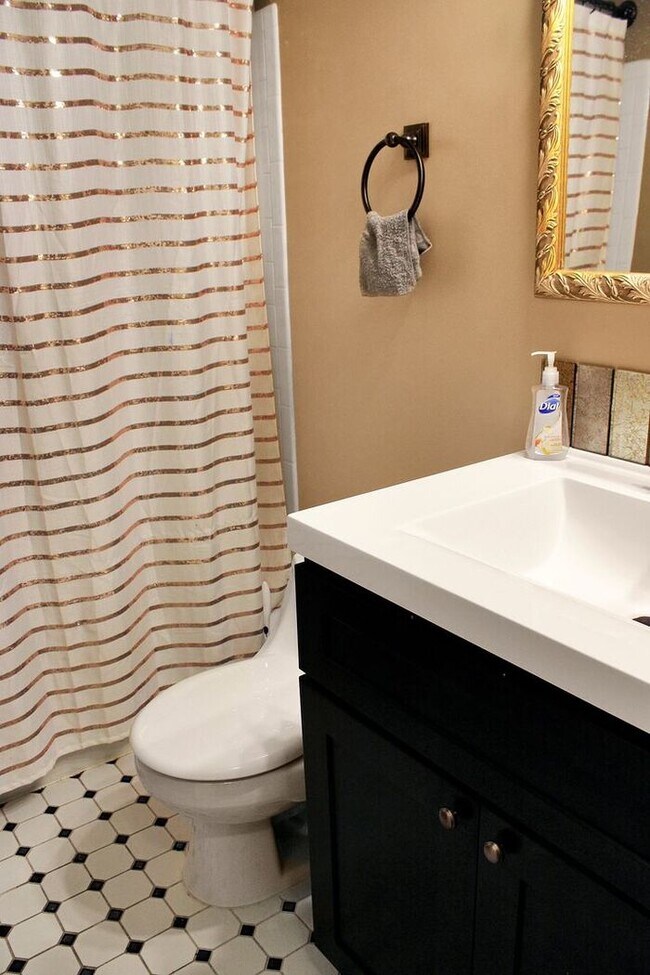 Building Photo - Charming 3-Bedroom, 2.5 Bath SFH with Fron...