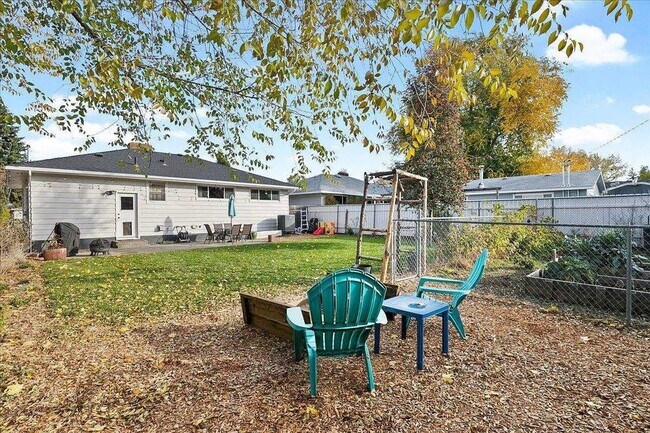 Building Photo - SPACIOUS 3BD/1BA SOUTH HILL HOME | ATTACHED GARAGE | FENCED YARD | W/D HOOKUPS | AVAIL JULY 1