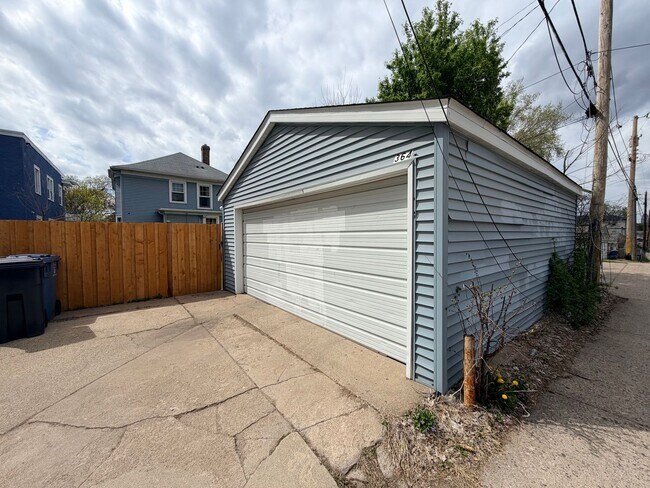 Building Photo - Gorgeous 3 Bedroom with Modern Upgrades!!