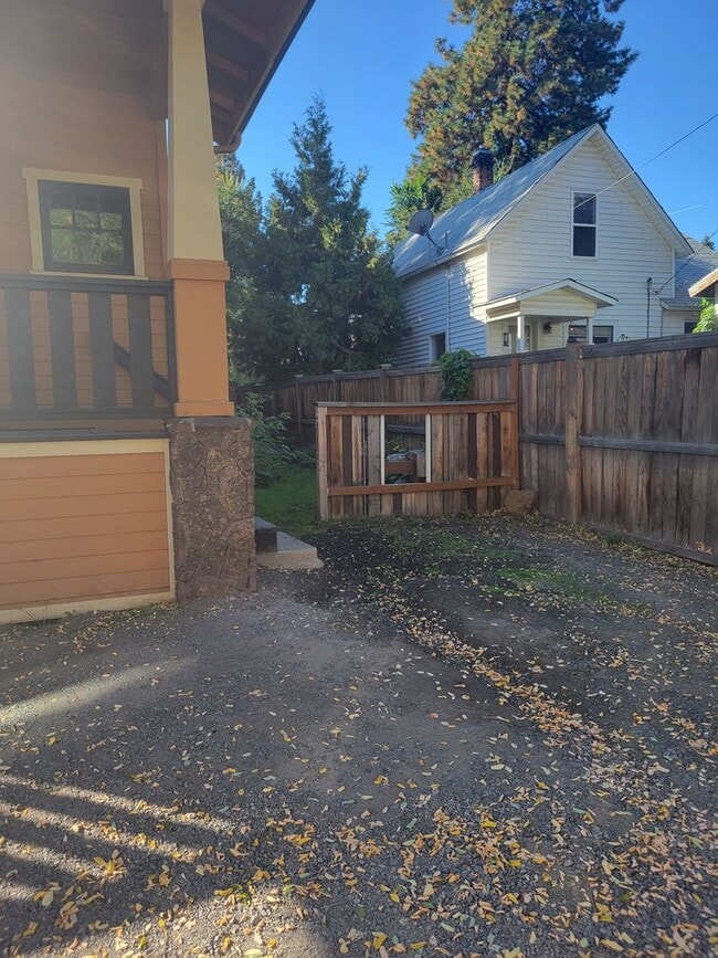 Building Photo - Large 4 bedroom westside home