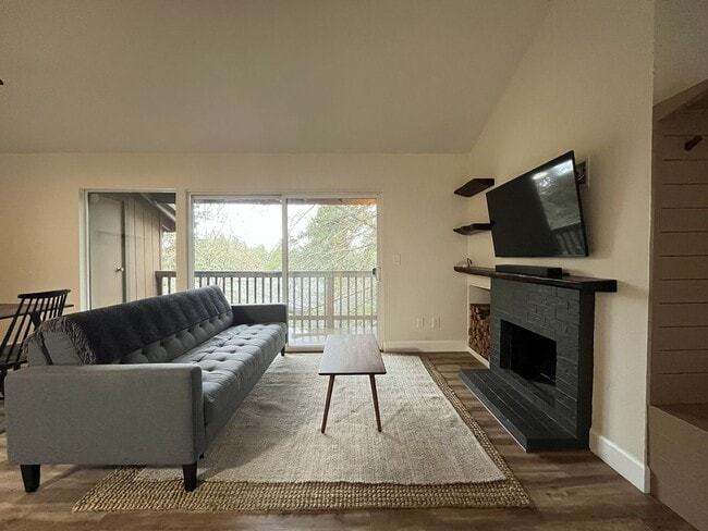 Building Photo - Newly Renovated 1Bd + 1Ba Condo in West Haven-Sylvan! No Stairs, Direct Access, Parking + Pool, S...