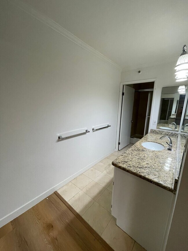 Building Photo - 600 W 9th St