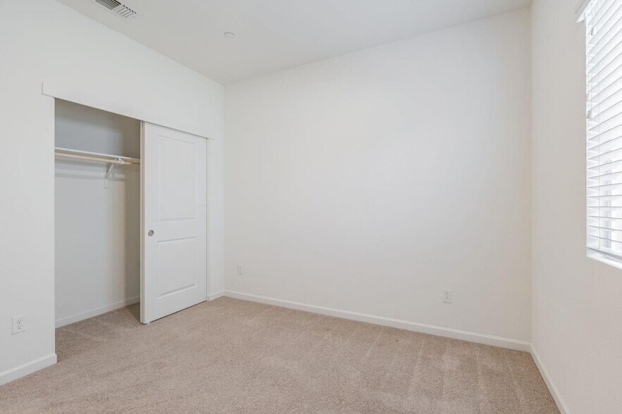 Building Photo - 830 Holdenhurst Ln