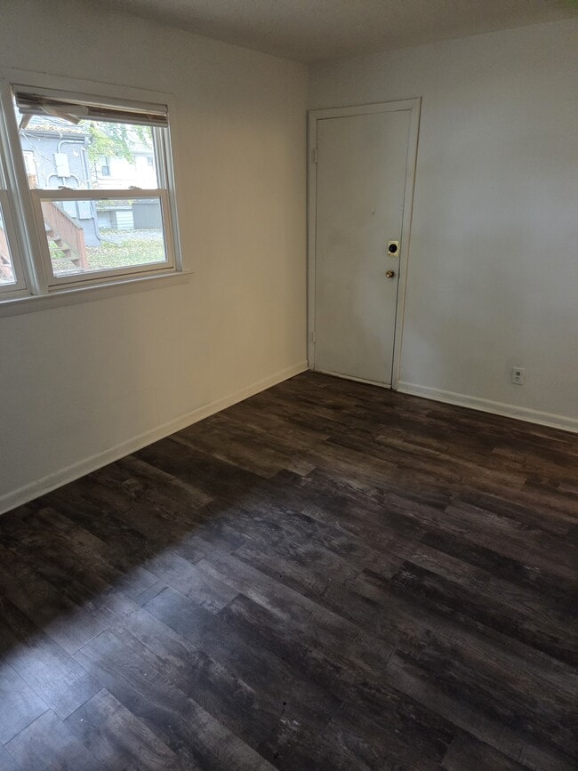 Building Photo - 623 S Prairie Ave