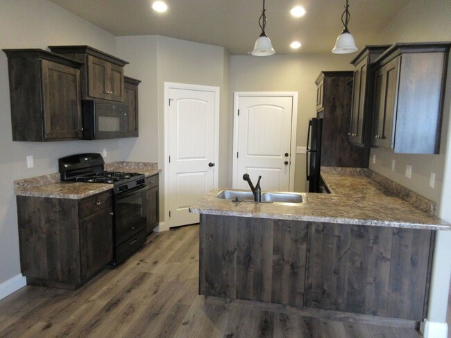 Building Photo - Town home living in the heart of Cedar City!