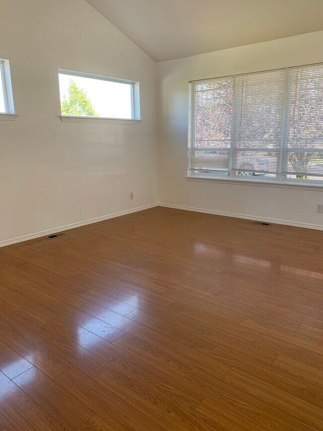 Building Photo - Charming Single-Level Rancher – 2 Bed, 2 Bath