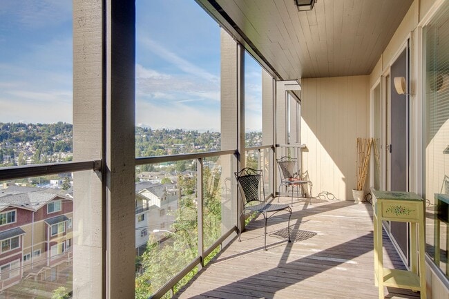 Interior Photo - Fremont View  - 525 N Bowdoin Place