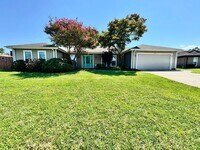 Building Photo - A Ranch Home In Great Neck!  Ready NOW!  P...