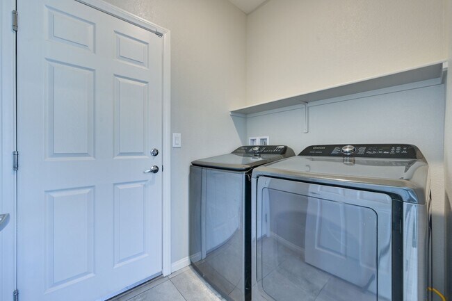 Building Photo - NW!! Solar!!  Gated!!  Bed and bath downst...