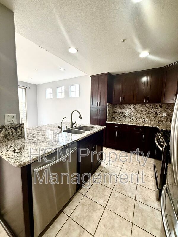Building Photo - 301 N Navarette Pl