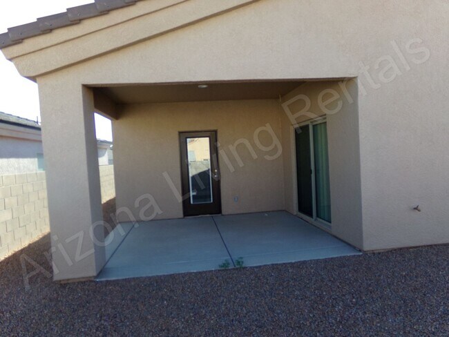 Building Photo - GORGEOUS 3 BEDROOM 2 BATHROOM HOME