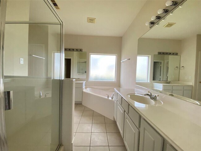 Building Photo - 10122 Meridian Lakes Dr