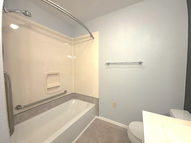 Building Photo - Welcome to this charming 3 bedroom, 2 bath...