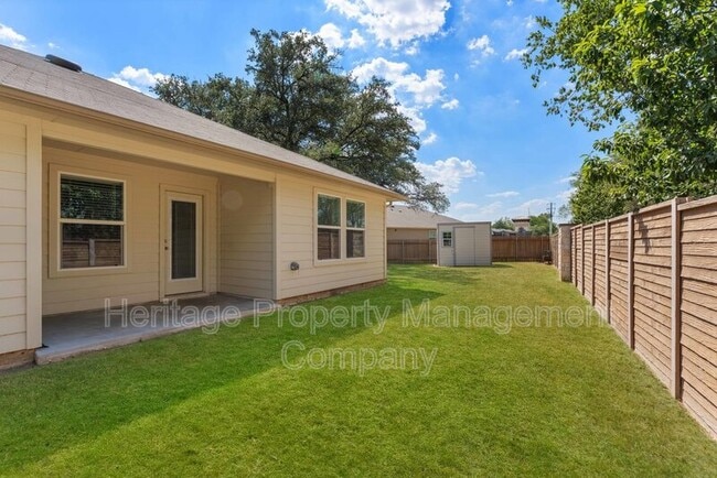 Building Photo - 829 Margay Lp