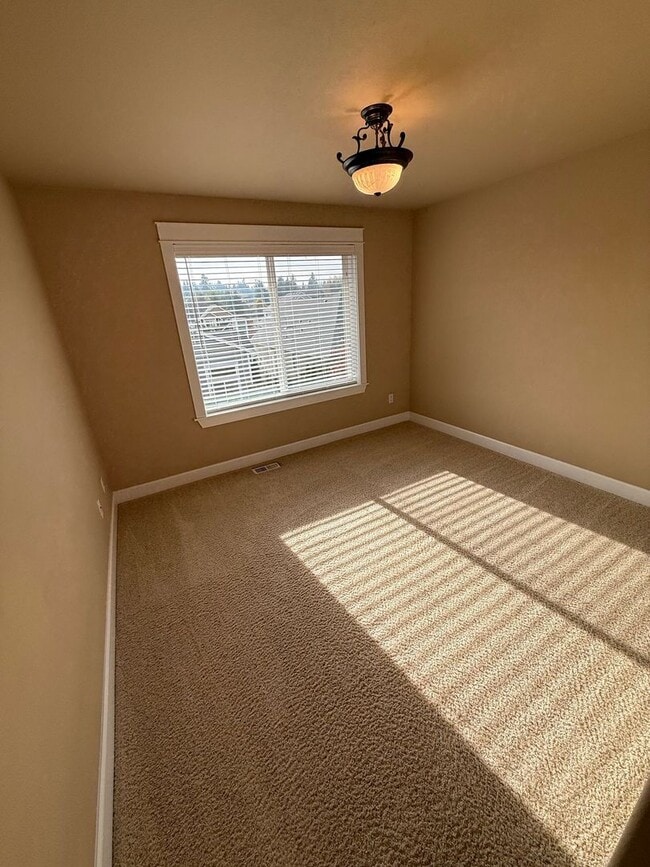 Building Photo - Stunning large 3 bedroom plus bonus rooms ...