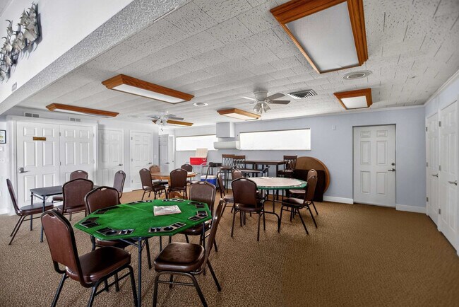 Building Photo - 718 S Green Cir