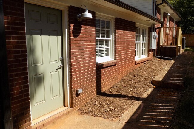 Building Photo - Beautifully Renovated Apartment in Wilmore!