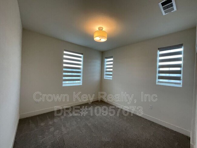Building Photo - 7236 Diamond Ave