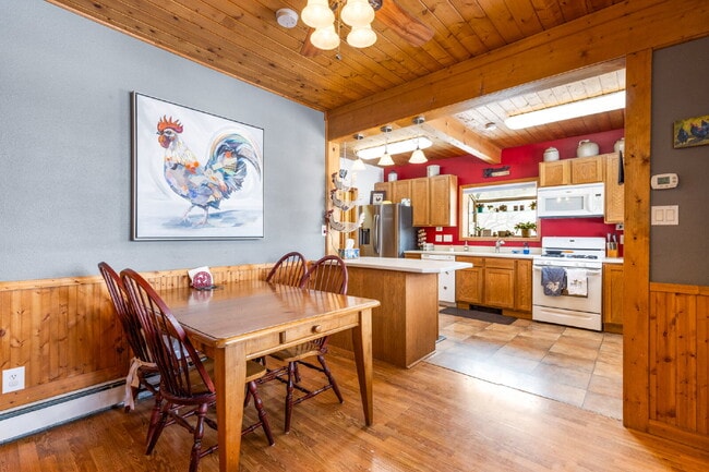 Building Photo - Spacious 4-Bedroom Home in the Heart of Sh...