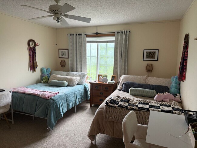 Building Photo - 2 Bed | 1.5 Bath Townhome with Attached Garage- Apple Valley -Available NOW
