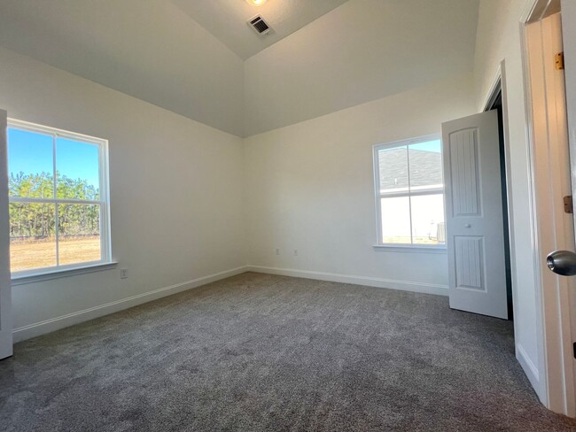 Building Photo - MOVE-IN READY [PET FRIENDLY - SMALL PETS O...