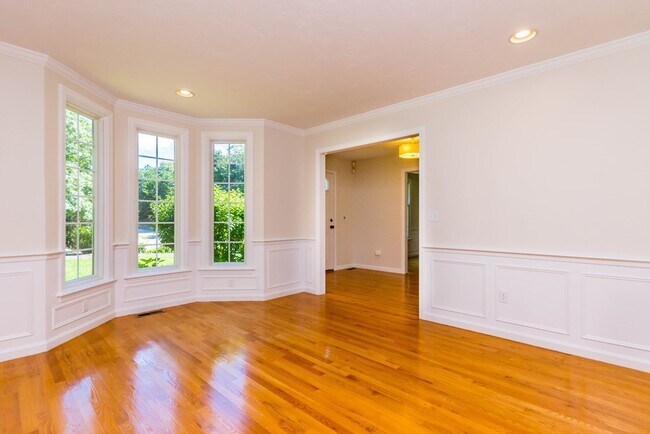 Building Photo - 24 Longshank Cir