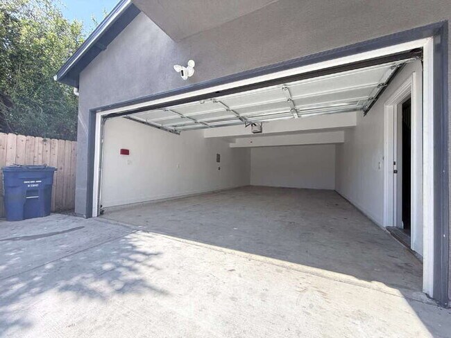 Building Photo - 1731 E 68th St