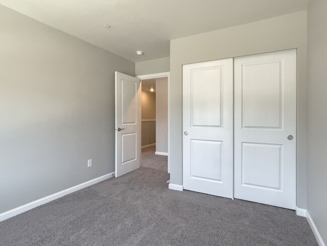 Building Photo - Beautiful 3 bdrm plus FLEX room --House 1/2 Month rent Concession!!